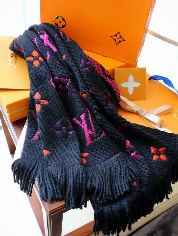 BO – Luxury Edition LUV Scarf 001