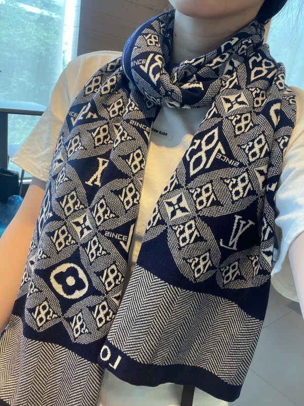 BO – Luxury Edition LUV Scarf 008