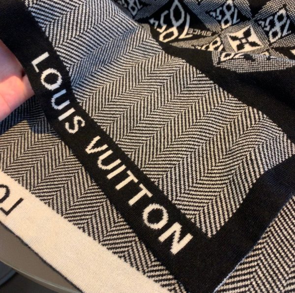 BO – Luxury Edition LUV Scarf 008