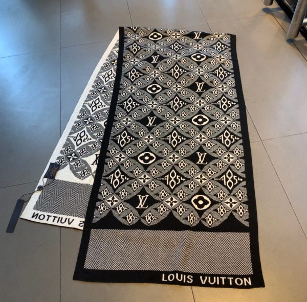 BO – Luxury Edition LUV Scarf 009